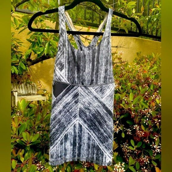 Lululemon Black & White Get Fit Racerback Tank Top. Size 4. VGUC - Picture 1 of 4